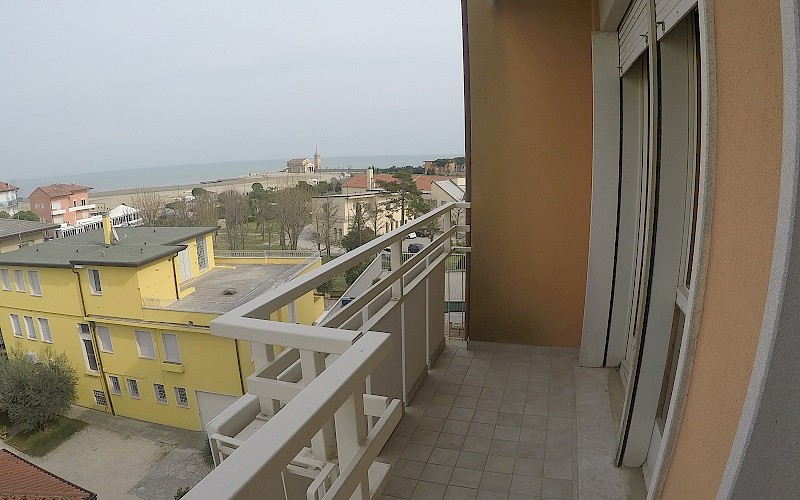 CONDOMINIO COMMERCIALE - THREE-ROOM APARTMENT CLOSE TO THE CITY CENTRE WITH PARTIAL SEA VIEW